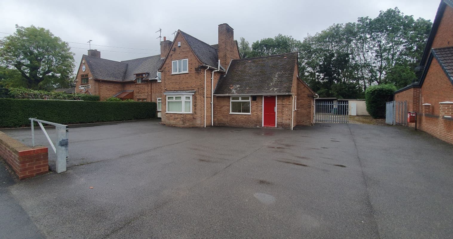 Freehold Vacant Commercial Premises with Flat on Large Plot with Potential