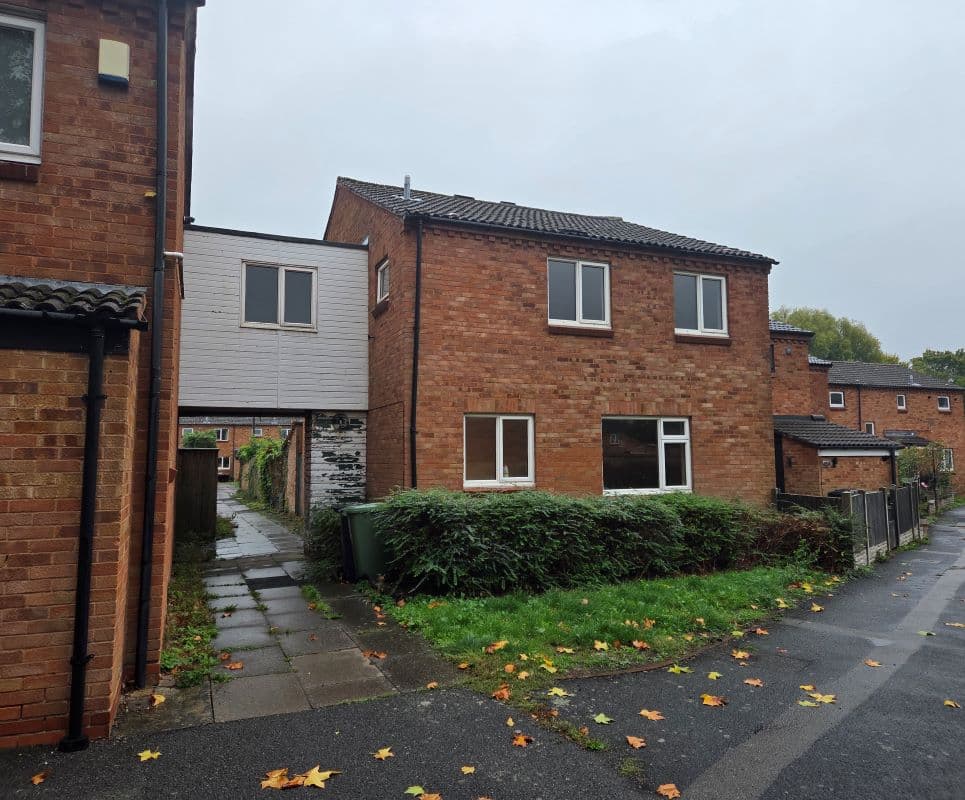 Freehold Vacant Five Bedroom House