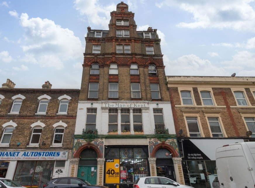 Residential Investment Opportunity: Vacant Top Floor Studio Apartment
