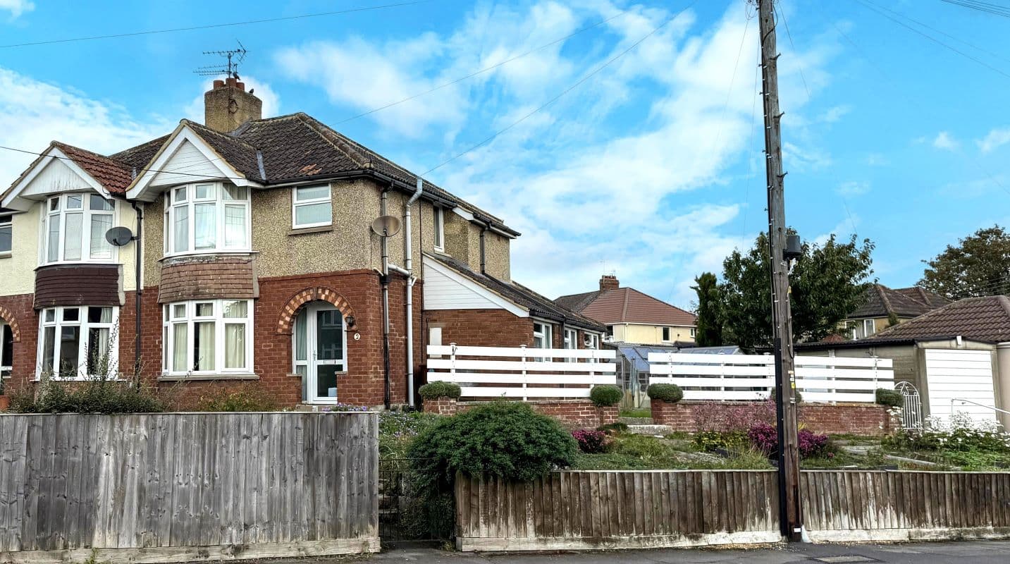 Freehold House and Detached Garage Vacant Possession