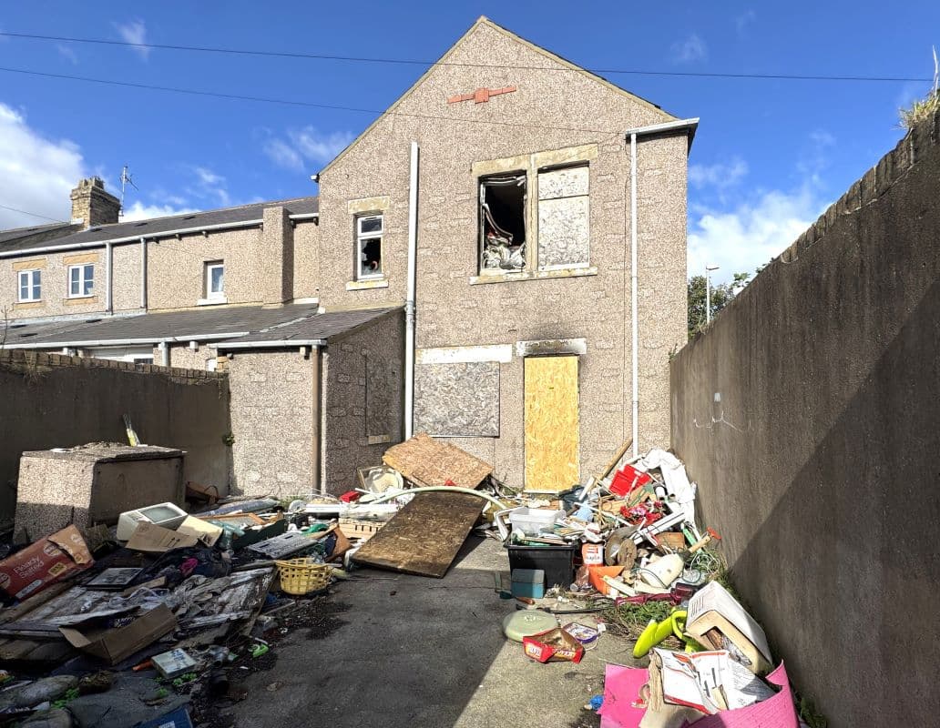 Freehold End of Terrace House Vacant Possession