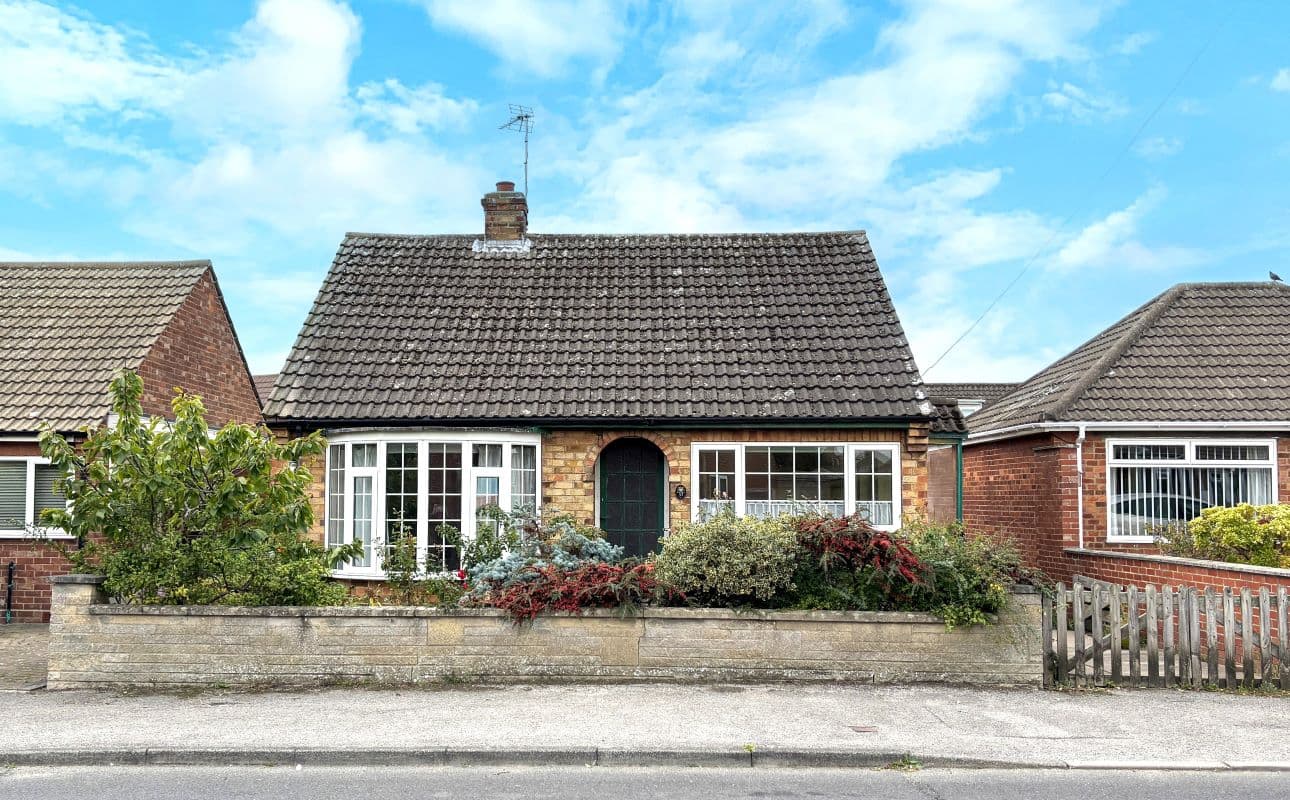 Freehold Detached Bungalow Vacant Possession