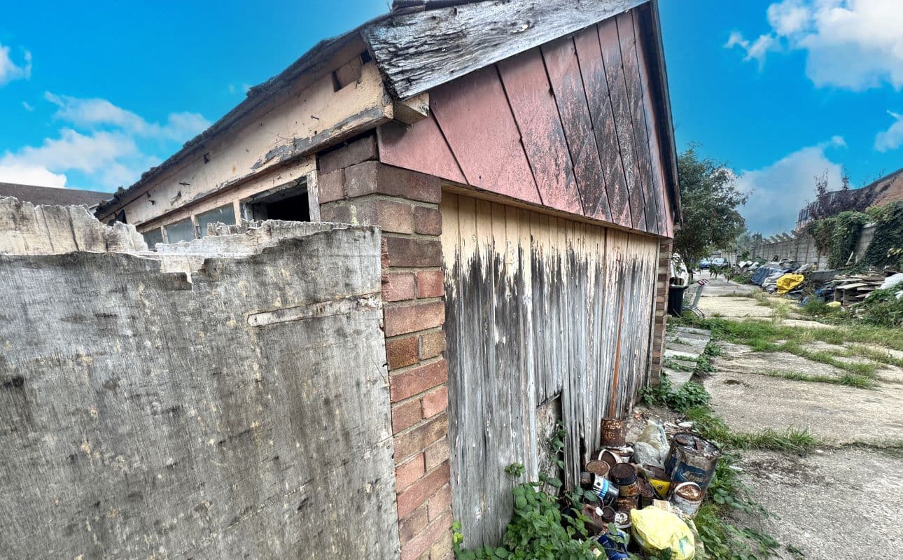 Garage to the Rear of 118 Linden Gardens