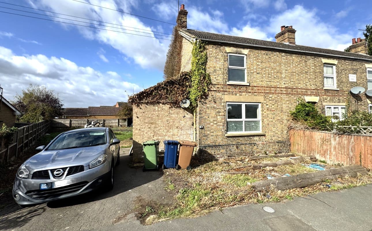 Freehold House and Detached Garage Vacant Possession