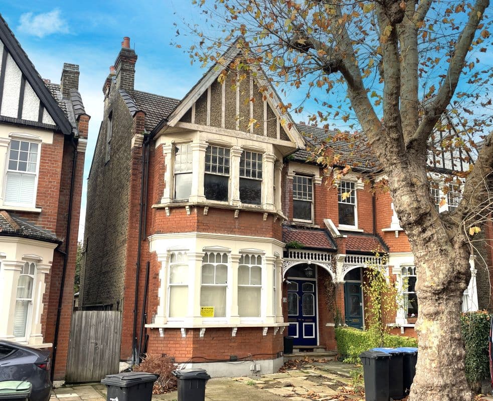 Leasehold Vacant Flat with Planning Permission Granted for a Loft Conversion