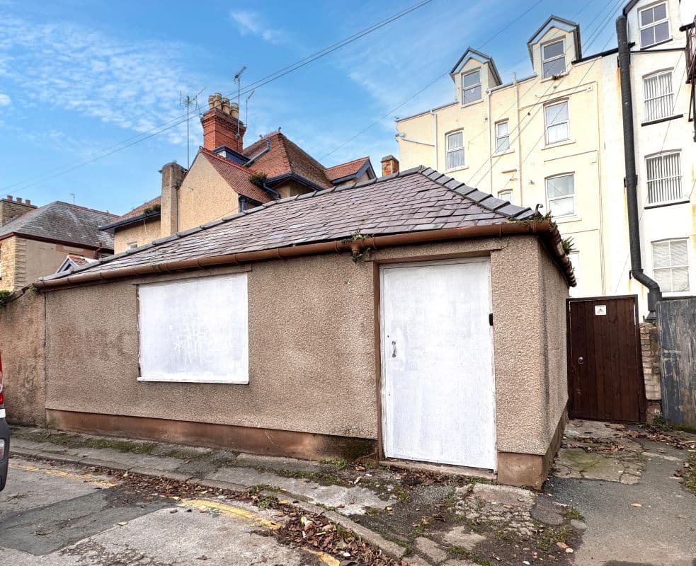 Freehold Detached Building Vacant Possession