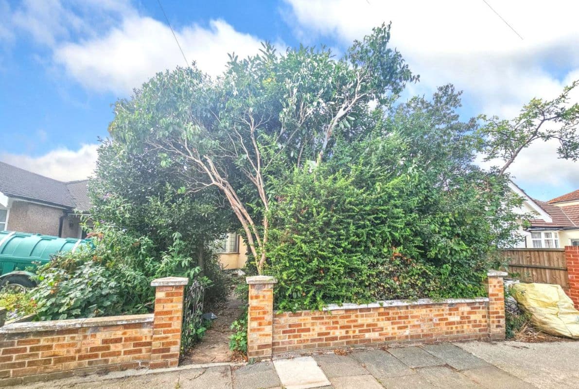 Freehold Bungalow Vacant Possession