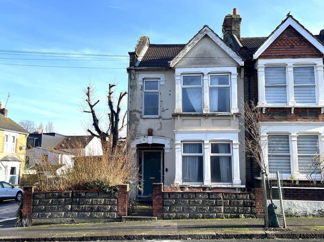 Freehold End of Terrace House Vacant Possession