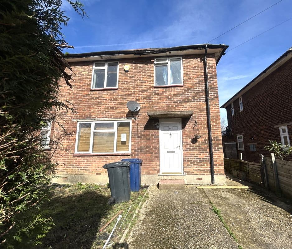 Freehold End of Terrace House Vacant Possession