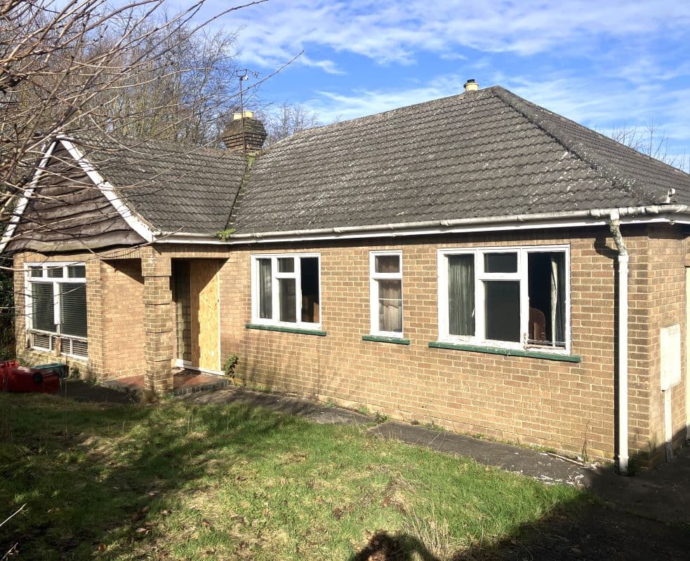 Freehold Detached Bungalow and Garage Vacant Possession