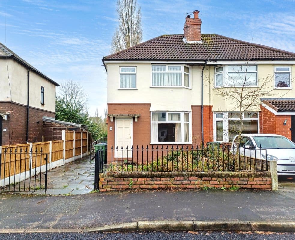 Leasehold End of Terrace House Vacant Possession