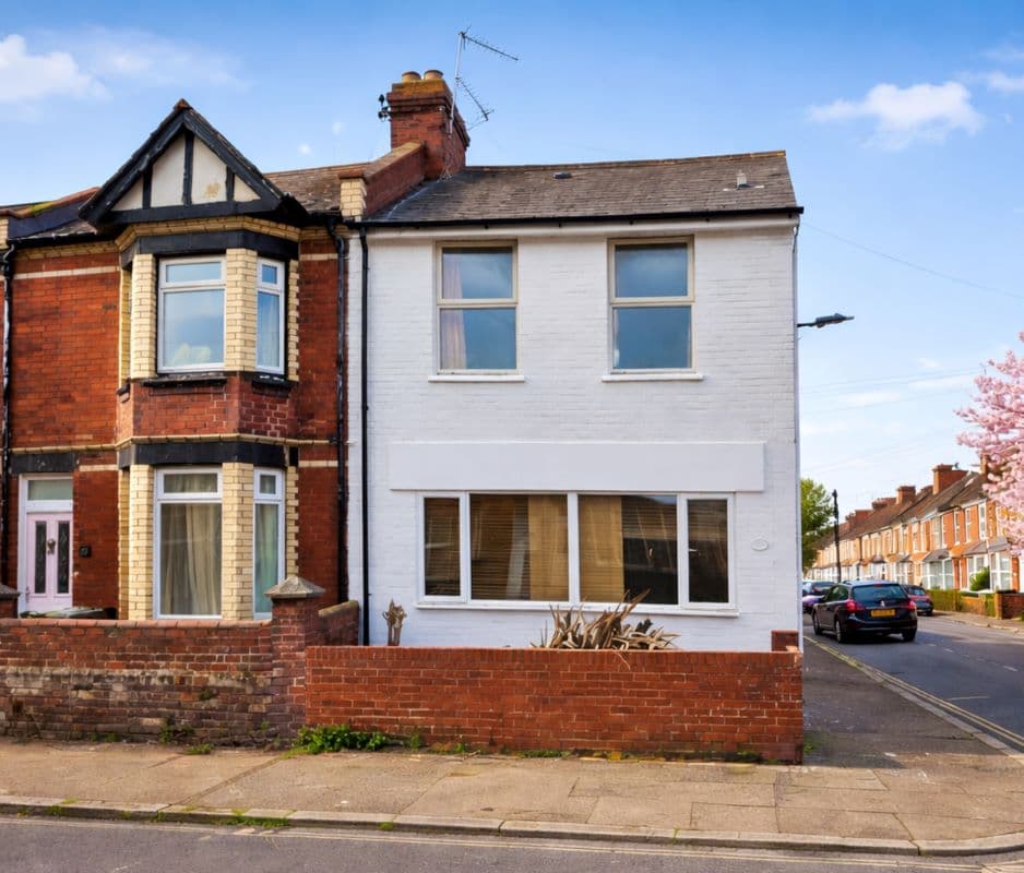 Freehold End of Terrace House Vacant Possession
