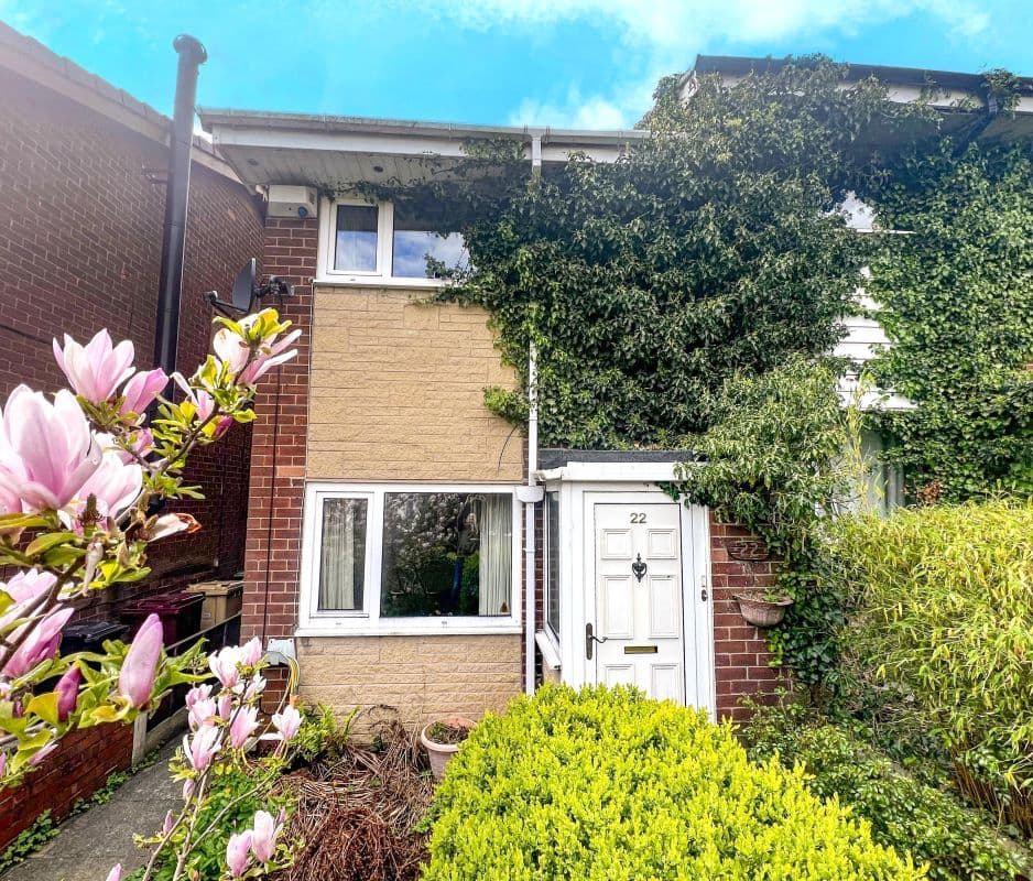 Freehold End of Terrace House Vacant Possession