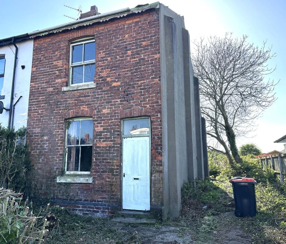 Freehold End of Terrace House Vacant Possession