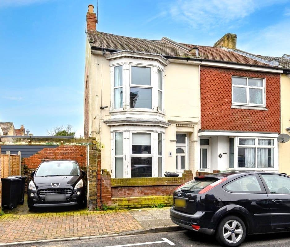 Freehold End of Terrace House Vacant Possession