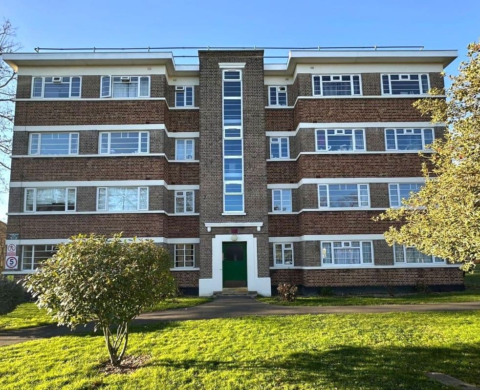 Leasehold Flat Vacant Possession