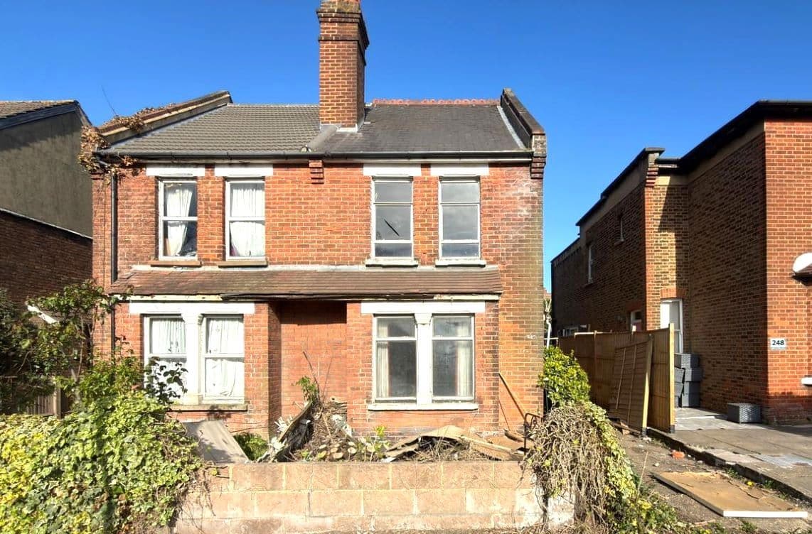 Freehold Semi-Detached House Vacant Possession
