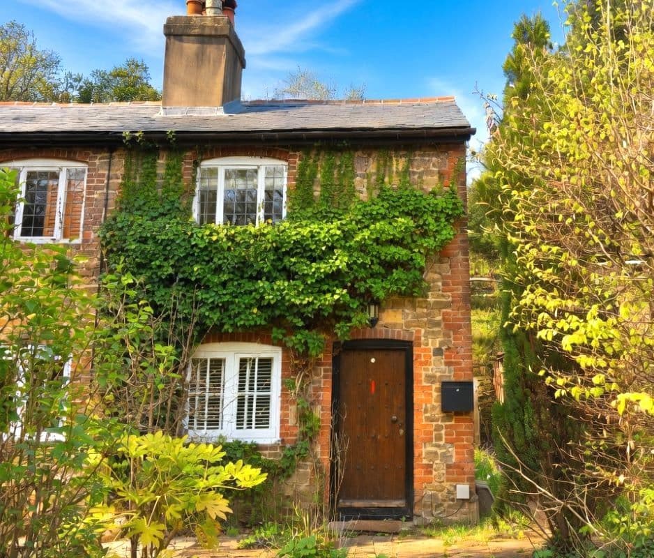 Freehold End of Terrace House Vacant Possession