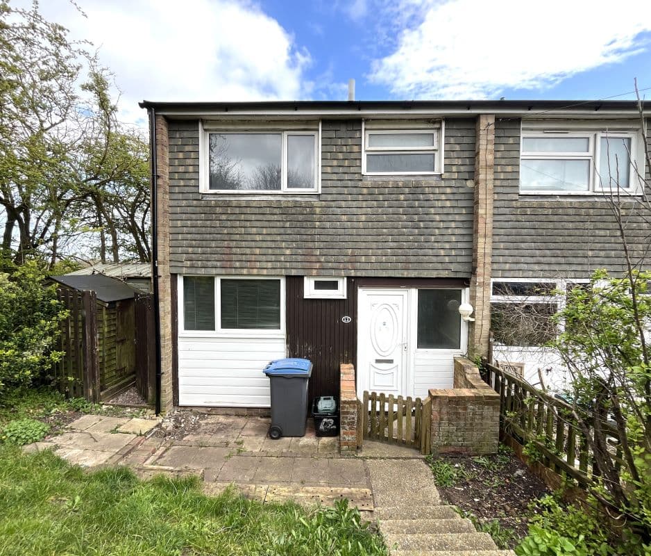 Freehold End of Terrace House Vacant Possession