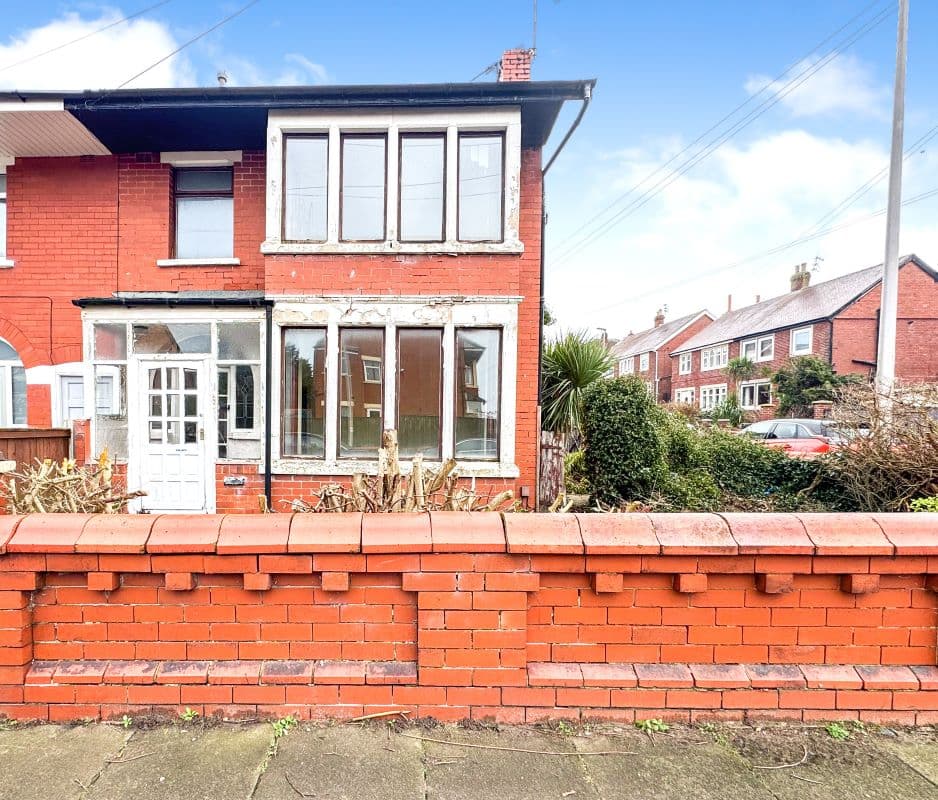 Freehold End of Terrace House Vacant Possession