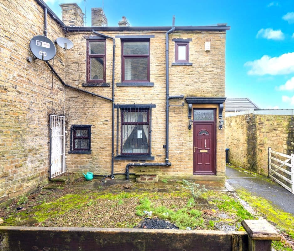 Freehold End of Terrace House Vacant Possession
