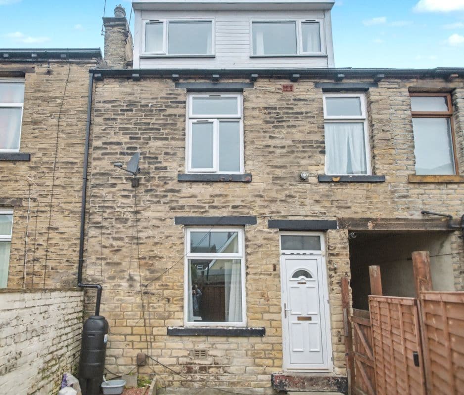Freehold End of Terrace House Vacant Possession