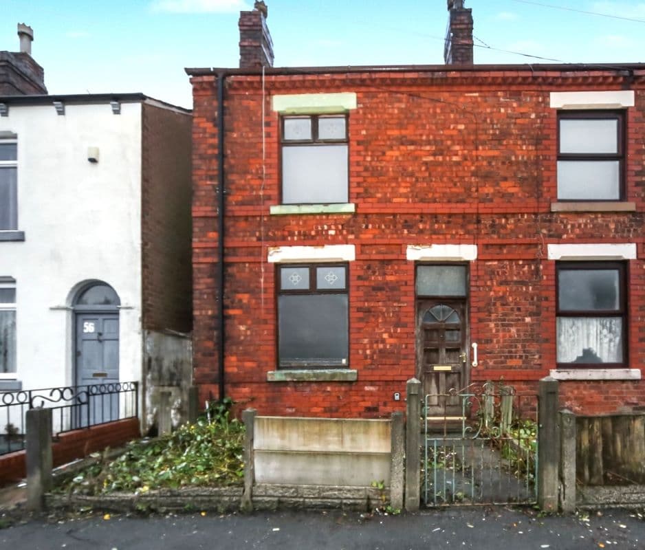 Freehold End of Terrace House Vacant Possession