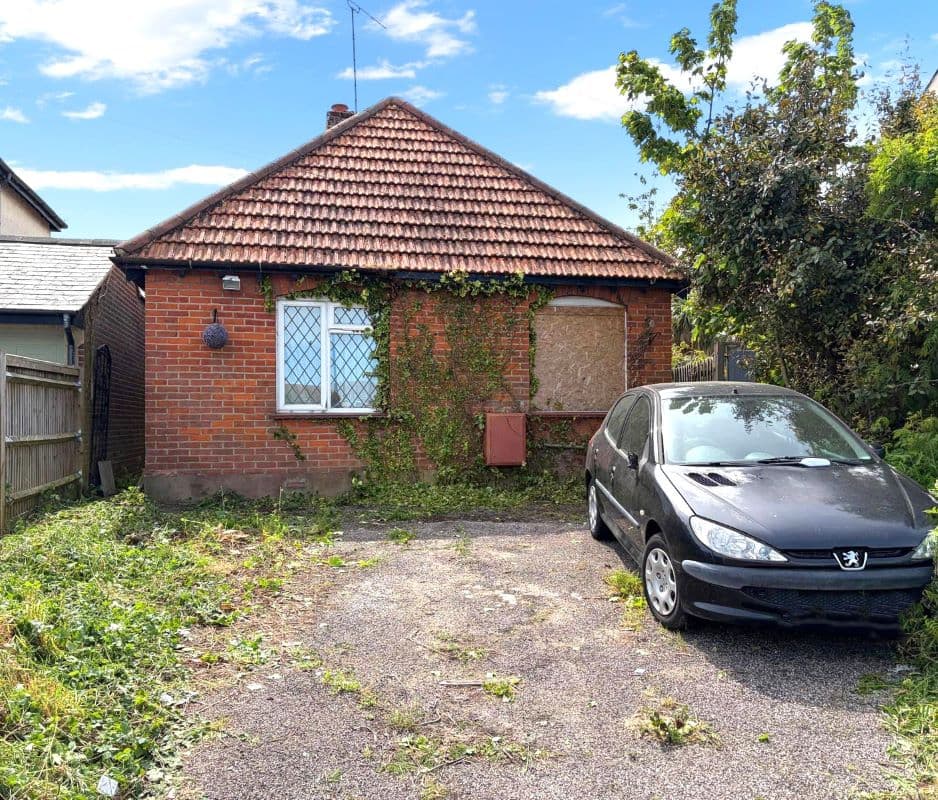 Freehold Detached Bungalow Vacant Possession