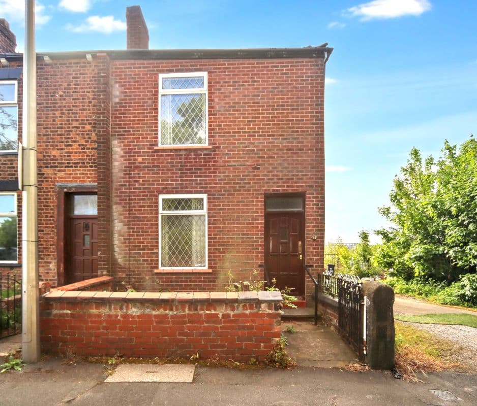 Freehold End of Terrace House Vacant Possession