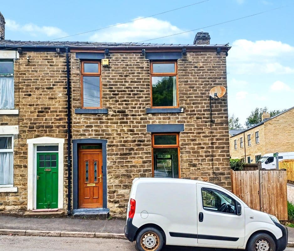 Leasehold End of Terrace House Vacant Possession
