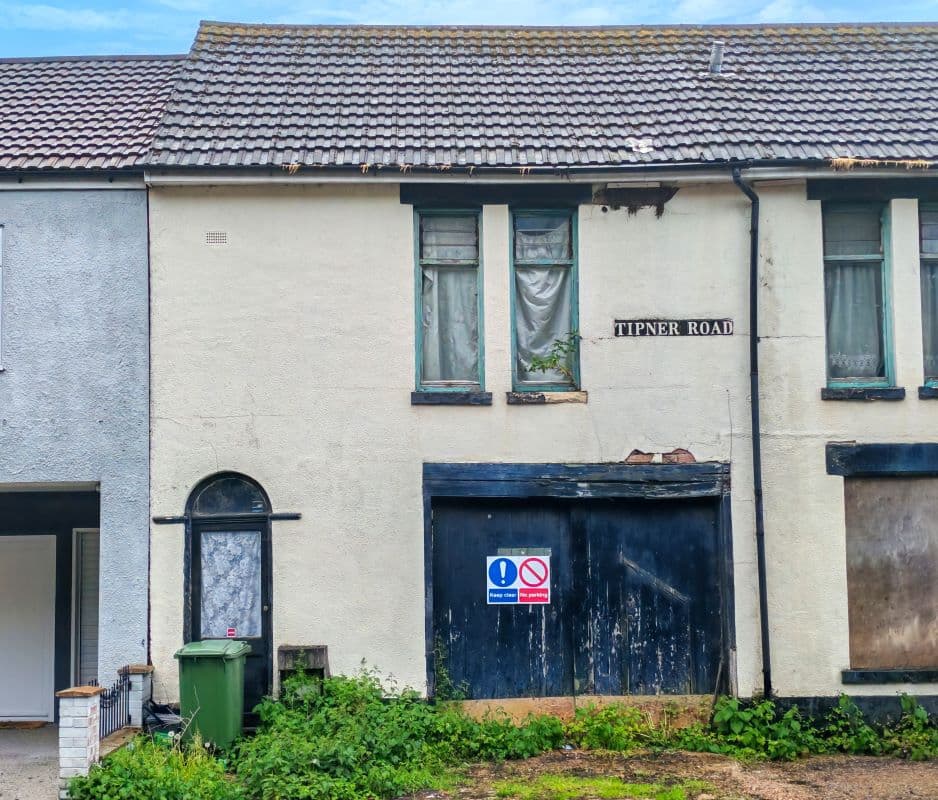 Freehold Flat and Garage Vacant Possession