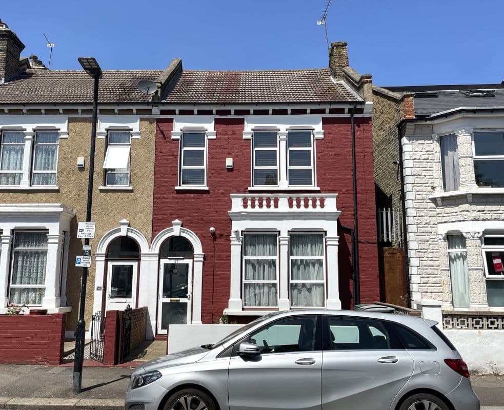 Freehold End of Terrace House Vacant Possession