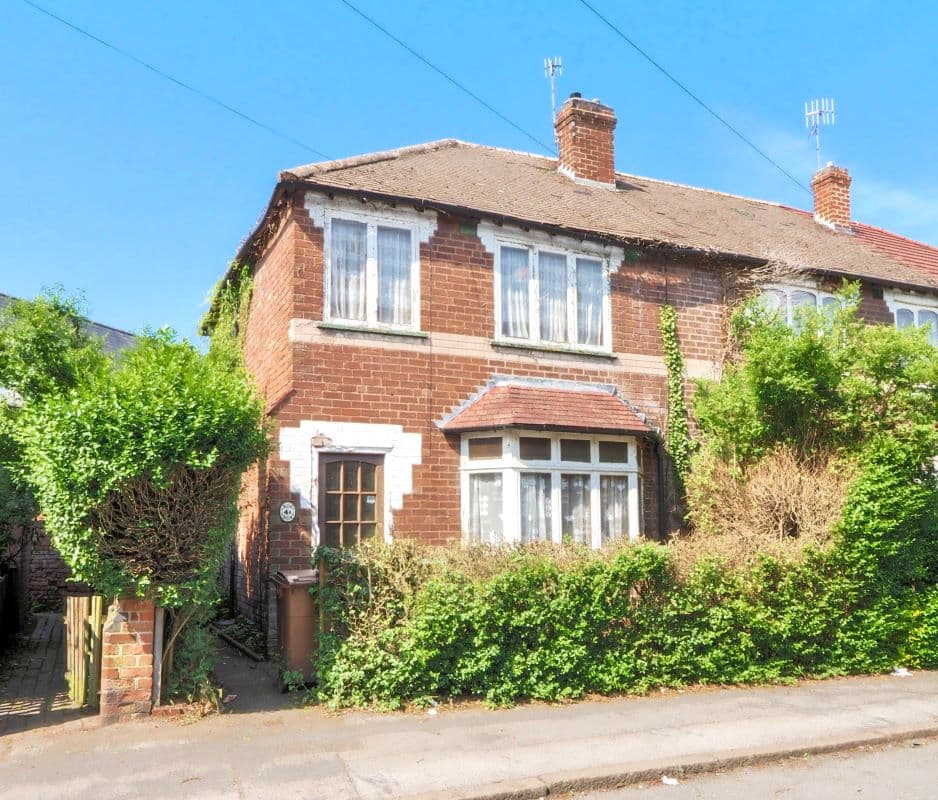 Freehold End of Terrace House House Vacant Possession