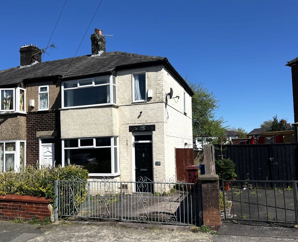 Leasehold End of Terrace House Vacant Possession