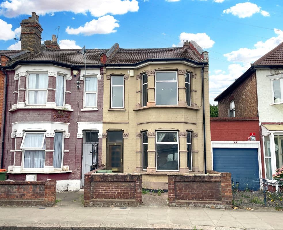 Freehold End of Terrace House Vacant Possession