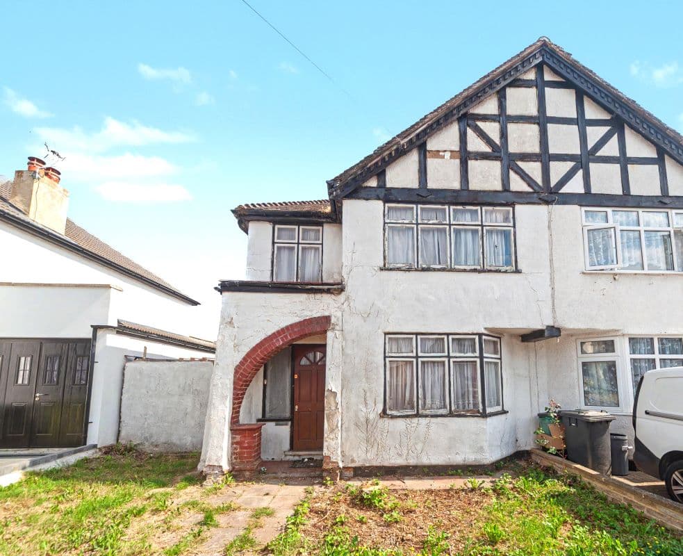 Freehold End of Terrace House Vacant Possession