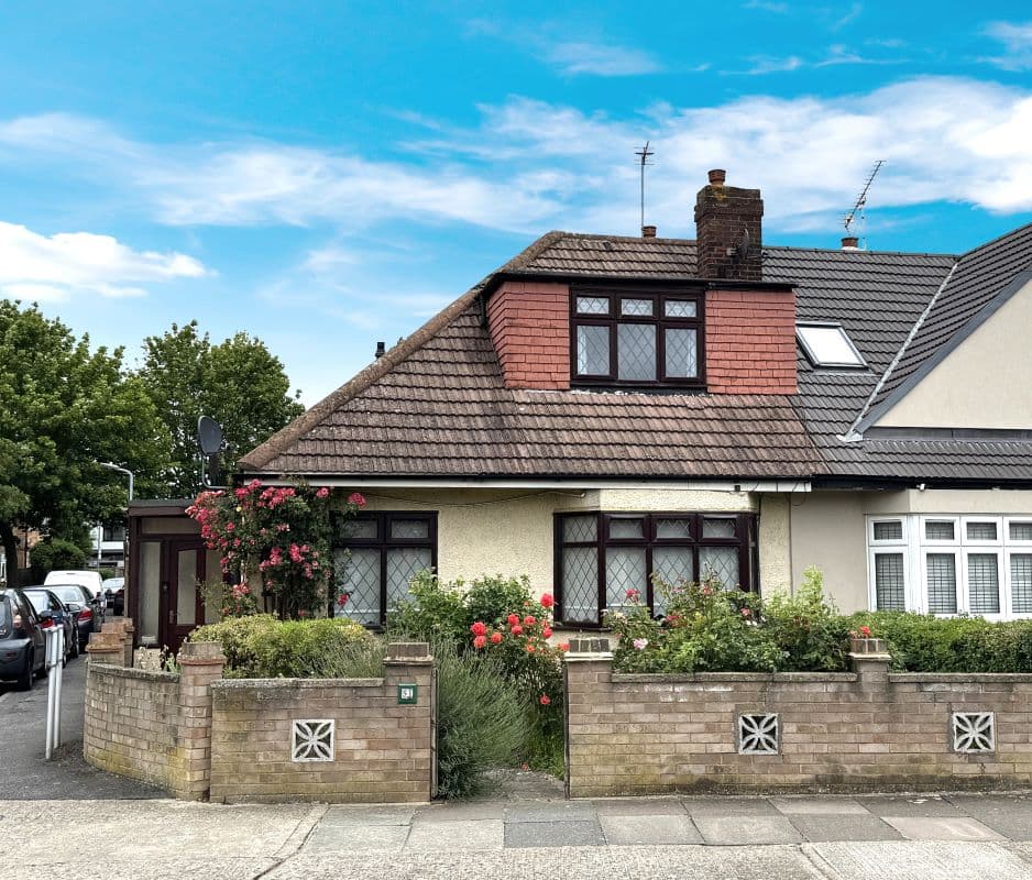Freehold End of Terrace Chalet Bungalow Vacant Possession