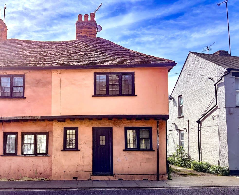 Freehold End of Terrace House Vacant Possession