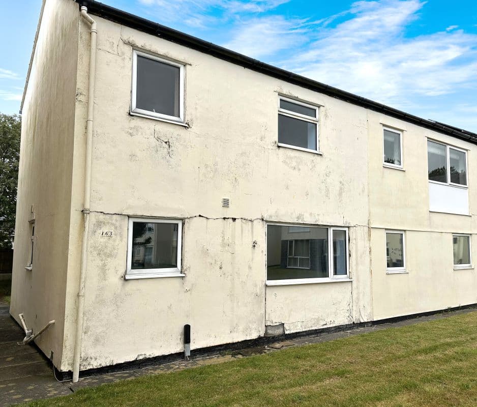 Leasehold End of Terrace House Vacant Possession