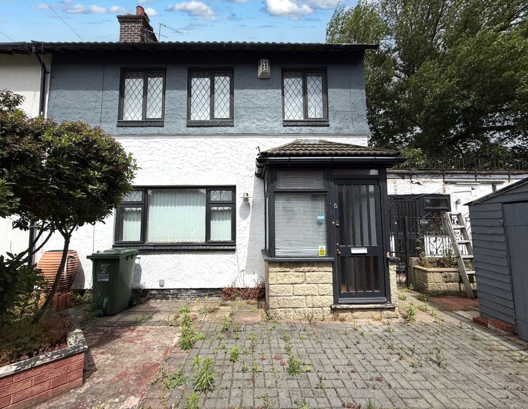 Leasehold End of Terrace House Vacant Possession