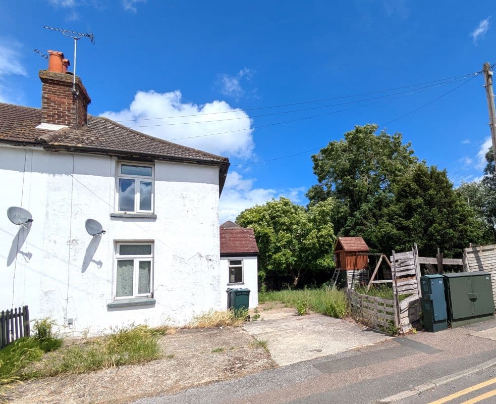 Freehold End of Terrace House on Corner Plot Vacant Possession