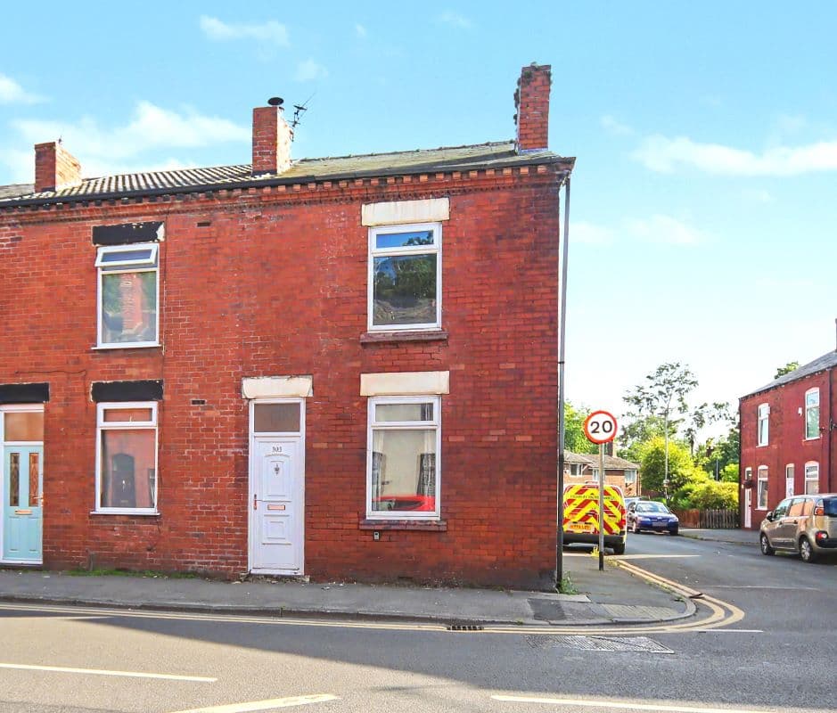 Leasehold End of Terrace House Vacant Possession