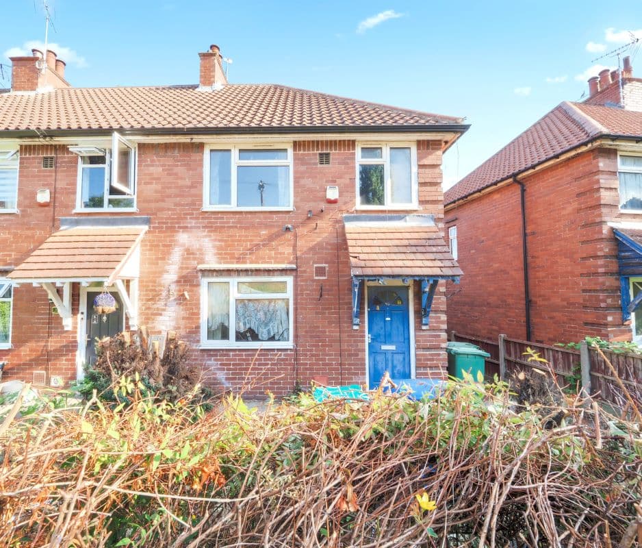 Freehold End of Terrace House Vacant Possession