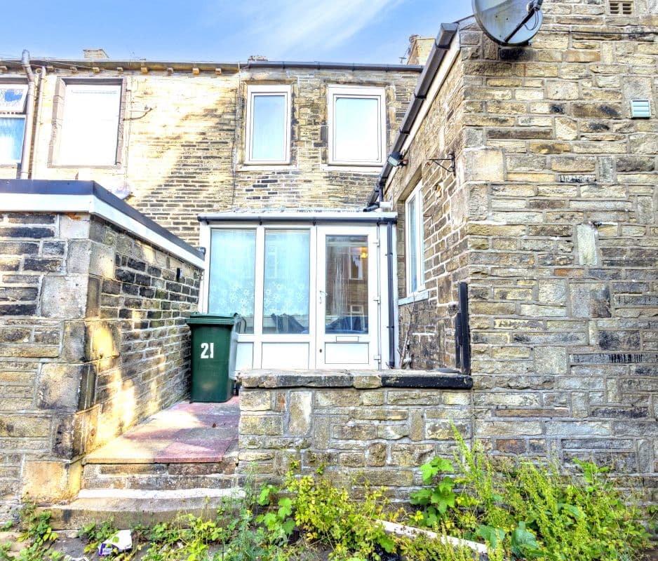 Freehold End of Terrace House Vacant Possession
