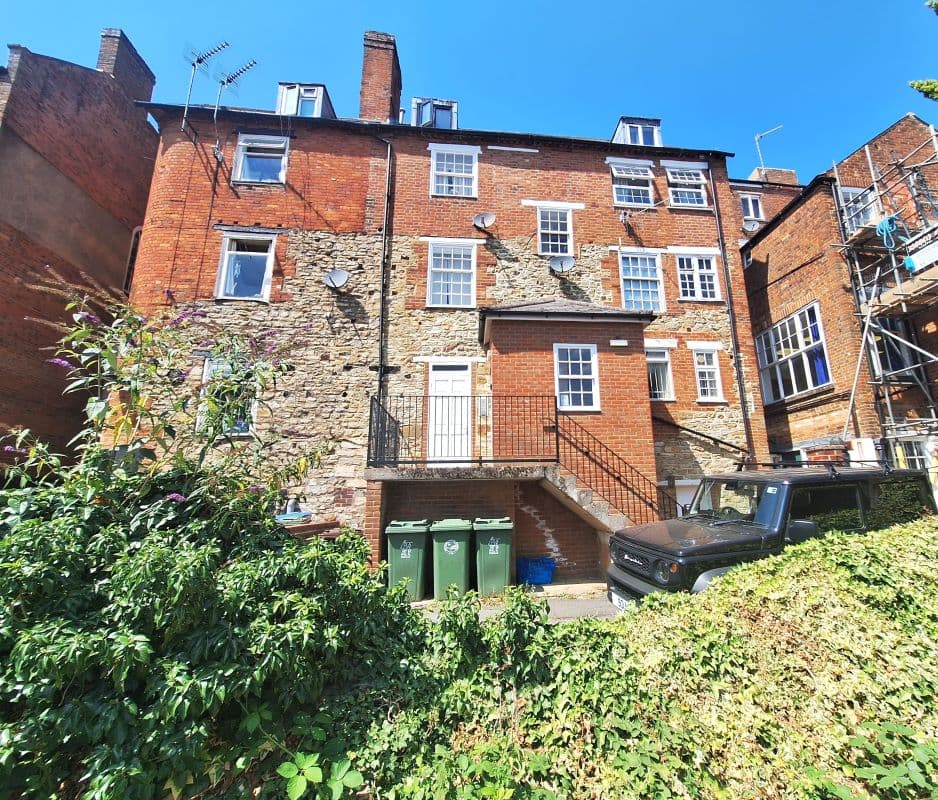 Leasehold Flat Vacant Possession