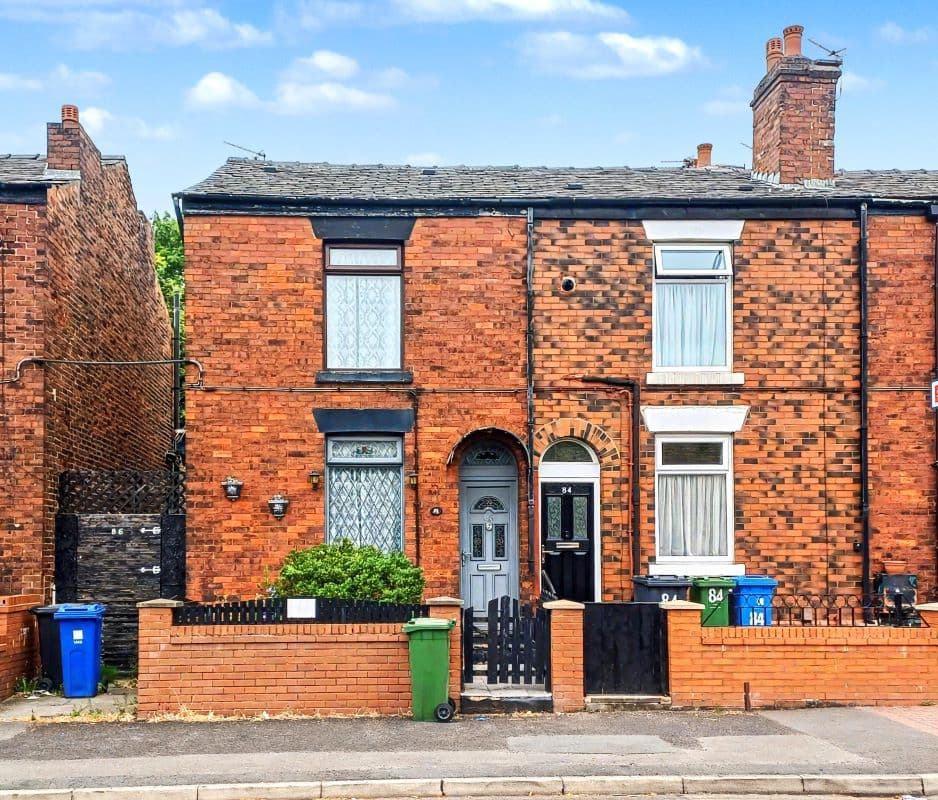 Freehold End of Terrace House Vacant Possession