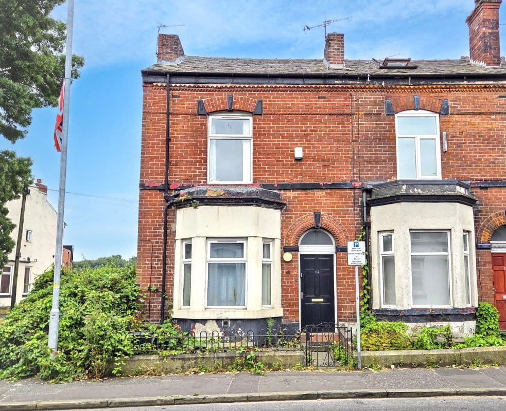 Leasehold End of Terrace House Vacant Possession