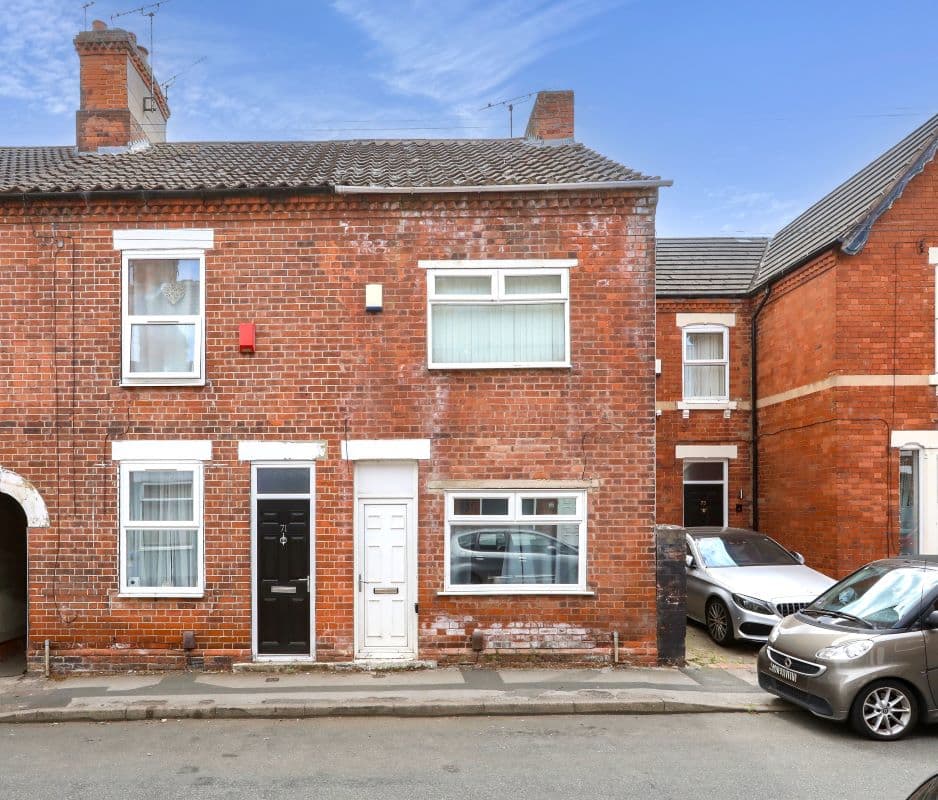 Leasehold End of Terrace House Vacant Possession