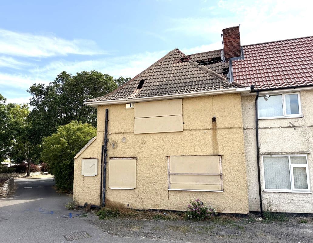 Freehold End of Terrace House Vacant Possession