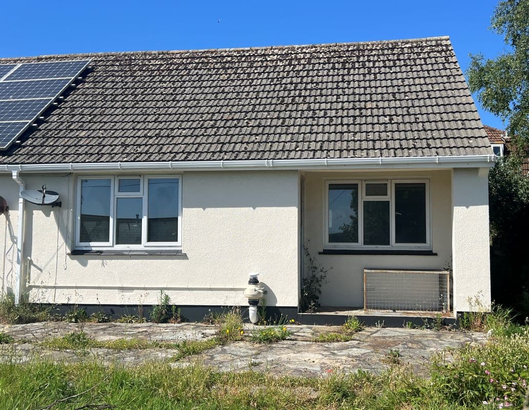 Freehold Semi-Detached Bungalow Vacant Possession